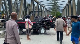 Polisi mendatangi lokasi peristiwa kecelakaan di Jembatan Waker, Jalan Poros SP2-Irigasi, Timika, Papua Tengah, Minggu (14/12/2025). (Foto: Istimewa/Dok. Humas Polres Mimika)