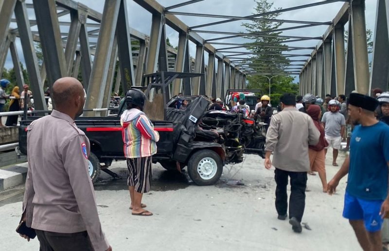 Polisi mendatangi lokasi peristiwa kecelakaan di Jembatan Waker, Jalan Poros SP2-Irigasi, Timika, Papua Tengah, Minggu (14/12/2025). (Foto: Istimewa/Dok. Humas Polres Mimika)