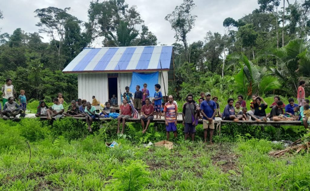 Warga pengungsi dari Distrik Gearek dan Pasir Putih tiba di Kampung Tomor, Kabupaten Asmat, Papua Selatan. Mereka dikabarkan akan melanjutkan perjalanan lagi ke Distrik Kenyam, Ibu Kota Kabupaten Nduga, Papua Pegunungan. (Foto: Istimewa)