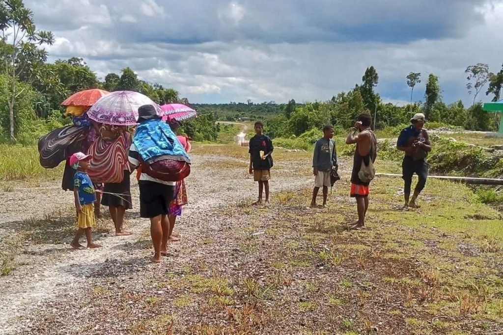 Warga masyarakat sipil di Kabupaten Nduga, Papua Pegunungan, hendak pergi mengungsi meninggalkan kampungnya akibat operasi militer yang berlangsung sejak 10 Desember 2025. (Foto: Istimewa)