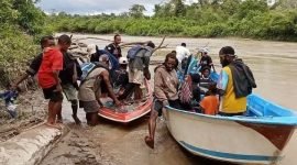 Warga masyarakat sipil di Kabupaten Nduga, Papua Pegunungan, hendak pergi mengungsi meninggalkan kampungnya akibat operasi militer yang berlangsung sejak 10 Desember 2025. (Foto: Istimewa)