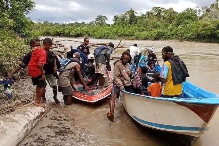 Warga masyarakat sipil di Kabupaten Nduga, Papua Pegunungan, hendak pergi mengungsi meninggalkan kampungnya akibat operasi militer yang berlangsung sejak 10 Desember 2025. (Foto: Istimewa)