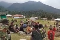 Para pengungsi di Distrik Jila, Kabupaten Mimika, Papua Tengah. (Foto: Istimewa/Tangkapan layar video amatir)