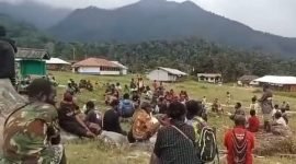 Para pengungsi di Distrik Jila, Kabupaten Mimika, Papua Tengah. (Foto: Istimewa/Tangkapan layar video amatir)