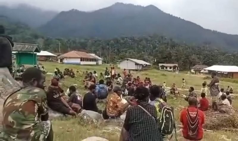 Para pengungsi di Distrik Jila, Kabupaten Mimika, Papua Tengah. (Foto: Istimewa/Tangkapan layar video amatir)