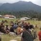 Para pengungsi di Distrik Jila, Kabupaten Mimika, Papua Tengah. (Foto: Istimewa/Tangkapan layar video amatir)