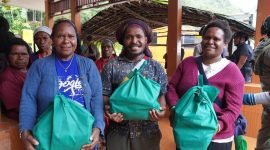 Katrina Magal, warga kampung Opitawak bersama warga kampung di Dataran Tinggi Mimika lainnya menerima bingkisan bahan makanan dari rangkaian diakonia di Gereja Banti, Distrik Tembagapura. (Foto: Istimewa/Dok. PT Freeport Indonesia)