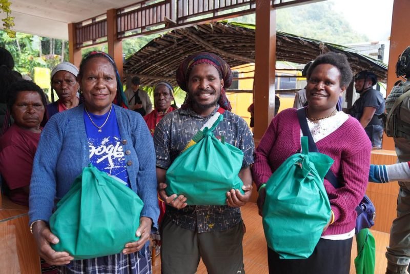 Katrina Magal, warga kampung Opitawak bersama warga kampung di Dataran Tinggi Mimika lainnya menerima bingkisan bahan makanan dari rangkaian diakonia di Gereja Banti, Distrik Tembagapura. (Foto: Istimewa/Dok. PT Freeport Indonesia)