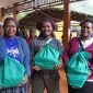 Katrina Magal, warga kampung Opitawak bersama warga kampung di Dataran Tinggi Mimika lainnya menerima bingkisan bahan makanan dari rangkaian diakonia di Gereja Banti, Distrik Tembagapura. (Foto: Istimewa/Dok. PT Freeport Indonesia)
