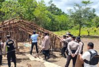 Personel gabungan membongkar tenda-tenda perang di Kampung Amole, Distrik Kwamki Narama, Senin (15/12/2025). (Foto: Istimewa/Dok. Humas Polres Mimika)
