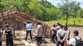 Personel gabungan membongkar tenda-tenda perang di Kampung Amole, Distrik Kwamki Narama, Senin (15/12/2025). (Foto: Istimewa/Dok. Humas Polres Mimika)