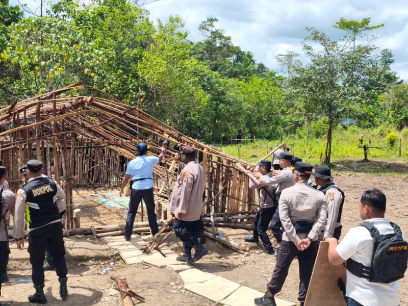 Personel gabungan membongkar tenda-tenda perang di Kampung Amole, Distrik Kwamki Narama, Senin (15/12/2025). (Foto: Istimewa/Dok. Humas Polres Mimika)