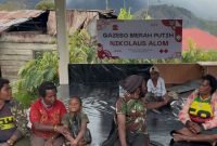 Warga di Kampung Kago, Distrik Ilaga, Kabupaten Puncak, bahagia mendapat bantuan gazebo dari Presiden Prabowo Subianto. (Foto: Istimewa)