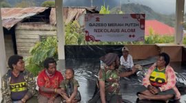 Warga di Kampung Kago, Distrik Ilaga, Kabupaten Puncak, bahagia mendapat bantuan gazebo dari Presiden Prabowo Subianto. (Foto: Istimewa)