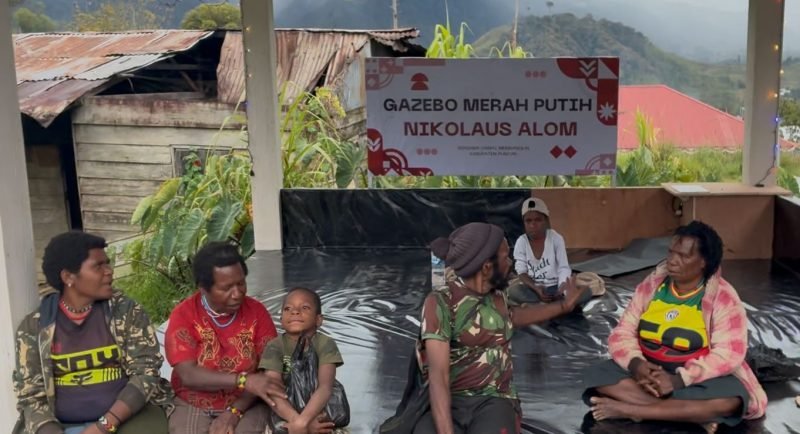 Warga di Kampung Kago, Distrik Ilaga, Kabupaten Puncak, bahagia mendapat bantuan gazebo dari Presiden Prabowo Subianto. (Foto: Istimewa)