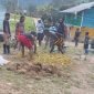 Kepala Suku Besar Kabupaten Puncak, Yohan Dewelek, menggelar tradisi bakar batu bersama masyarakat di Kampung Kimak, Distrik Ilaga, Kabupaten Puncak, Senin (16/12/2025). (Foto: Istimewa)