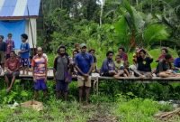 Warga pengungsi dari Distrik Gearek dan Pasir Putih tiba di Kampung Tomor, Kabupaten Asmat, Papua Selatan. Mereka dikabarkan akan melanjutkan perjalanan ke Distrik Kenyam, Ibu Kota Kabupaten Nduga, Papua Pegunungan. (Foto: Istimewa)
