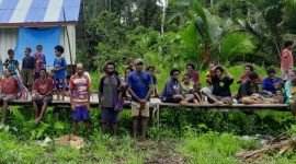 Warga pengungsi dari Distrik Gearek dan Pasir Putih tiba di Kampung Tomor, Kabupaten Asmat, Papua Selatan. Mereka dikabarkan akan melanjutkan perjalanan ke Distrik Kenyam, Ibu Kota Kabupaten Nduga, Papua Pegunungan. (Foto: Istimewa)
