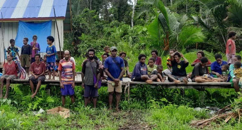 Warga pengungsi dari Distrik Gearek dan Pasir Putih tiba di Kampung Tomor, Kabupaten Asmat, Papua Selatan. Mereka dikabarkan akan melanjutkan perjalanan ke Distrik Kenyam, Ibu Kota Kabupaten Nduga, Papua Pegunungan. (Foto: Istimewa)