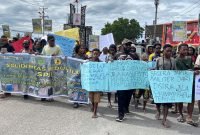 Massa dari Bundaran Timika Indah menuju ke Kantor DPRK Mimik dalam rangka aksi damai menuntut penarikan militer dari Distrik Jila, Rabu (17/12/2025).(Foto: Galeri Papua/Endy Langobelen)