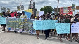 Massa dari Bundaran Timika Indah menuju ke Kantor DPRK Mimik dalam rangka aksi damai menuntut penarikan militer dari Distrik Jila, Rabu (17/12/2025).(Foto: Galeri Papua/Endy Langobelen)