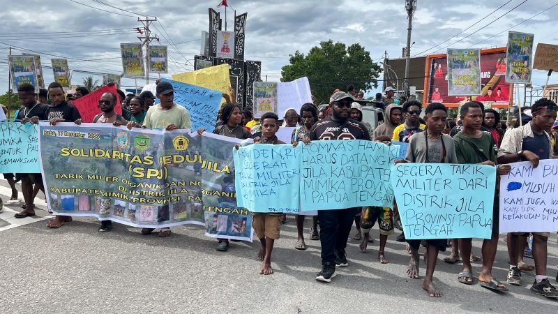 Massa dari Bundaran Timika Indah menuju ke Kantor DPRK Mimik dalam rangka aksi damai menuntut penarikan militer dari Distrik Jila, Rabu (17/12/2025).(Foto: Galeri Papua/Endy Langobelen)