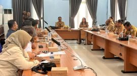 Pertemuan bersama para pihak terkait, Selasa (9/12/2025) di Kantor Disperindag Mimika, untuk mempersiapkan pelaksanaan kegiatan pasar murah. (Foto: Istimewa/Dok. Disperindag Mimika)