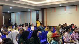 Para pelajar dari berbagai SMA di Mimika serta mahasiswa dari perguruan tinggi yang sedang megikuti pembukaan sosialisasi tentang bahaya miras dan narkotika di Hotel Cenderawasih 66, Kamis (18/12/2025) (Foto: Galeri Papua/Ahmad)