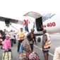 Karyawan dan keluarga tiba di Bandar Udara Enarotali di Kabupaten Paniai sedang mengeluarkan bagasi dari Pesawat Twin Otter. (Foto: Istimewa/Dokumen PTFI)