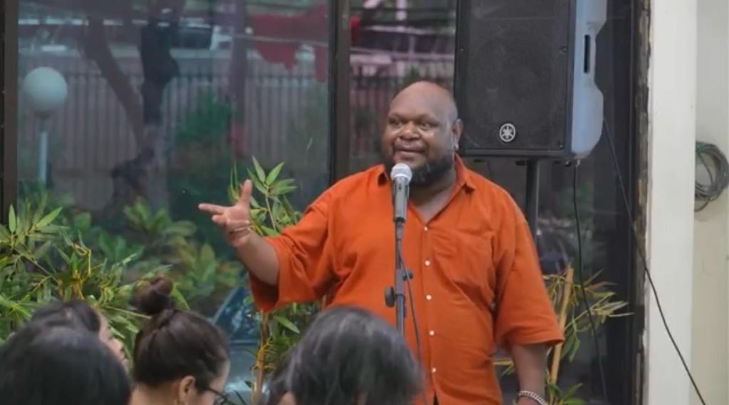 Emanuel Gobay dari YLBHI, sebagai salah satu penyusun laporan bertajuk Papua dalam Cengkeraman Militer: Laporan Situasi HAM di Papua 2023–2025, sedang memaparkan laporannya di Gedung YLBHI, Jakarta Pusat, Selasa (16/12/2025). (Foto: Istimewa/Tangkapan layar video live streaming Kanal YouTube Yayasan LBH Indonesia)