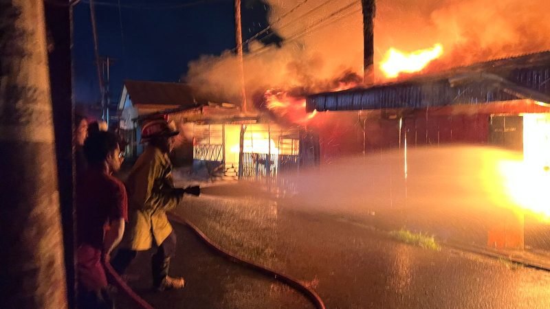 Pemadam kebakaran berupaya memadamkan api yang menghanguskan deretan rumah di Jalan Pendidikan, Jalur 1, lorong samping toko minuman keras, Kabupaten Mimika, Papua Tengah, Sabtu (20/12/2025) dini hari. (Foro: Galeri Papua/Endy Langobelen)