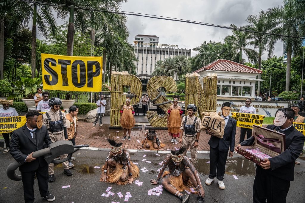 Greenpeace Indonesia menggelar aksi teater untuk memprotes Proyek Strategis Nasional (PSN) Tebu Merauke di depan kantor Kementerian Koordinator Bidang Perekonomian di Jakarta. Greenpeace mengutuk deforestasi besar-besaran yang terjadi di Merauke akibat proyek tebu ini; setidaknya 560.000 hektar hutan telah hancur di Merauke, Papua Selatan. (Foto: Istimewa/Dok. Greenpeace - Jurnasyanto Sukarno)