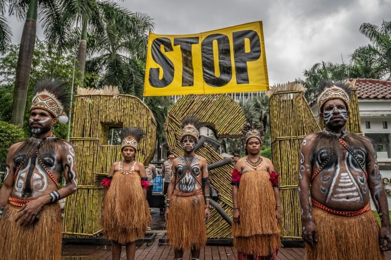 Greenpeace Indonesia menggelar aksi teater untuk memprotes Proyek Strategis Nasional (PSN) Tebu Merauke di depan kantor Kementerian Koordinator Bidang Perekonomian di Jakarta. Greenpeace mengutuk deforestasi besar-besaran yang terjadi di Merauke akibat proyek tebu ini; setidaknya 560.000 hektar hutan telah hancur di Merauke, Papua Selatan. (Foto: Istimewa/Dok. Greenpeace - Jurnasyanto Sukarno)