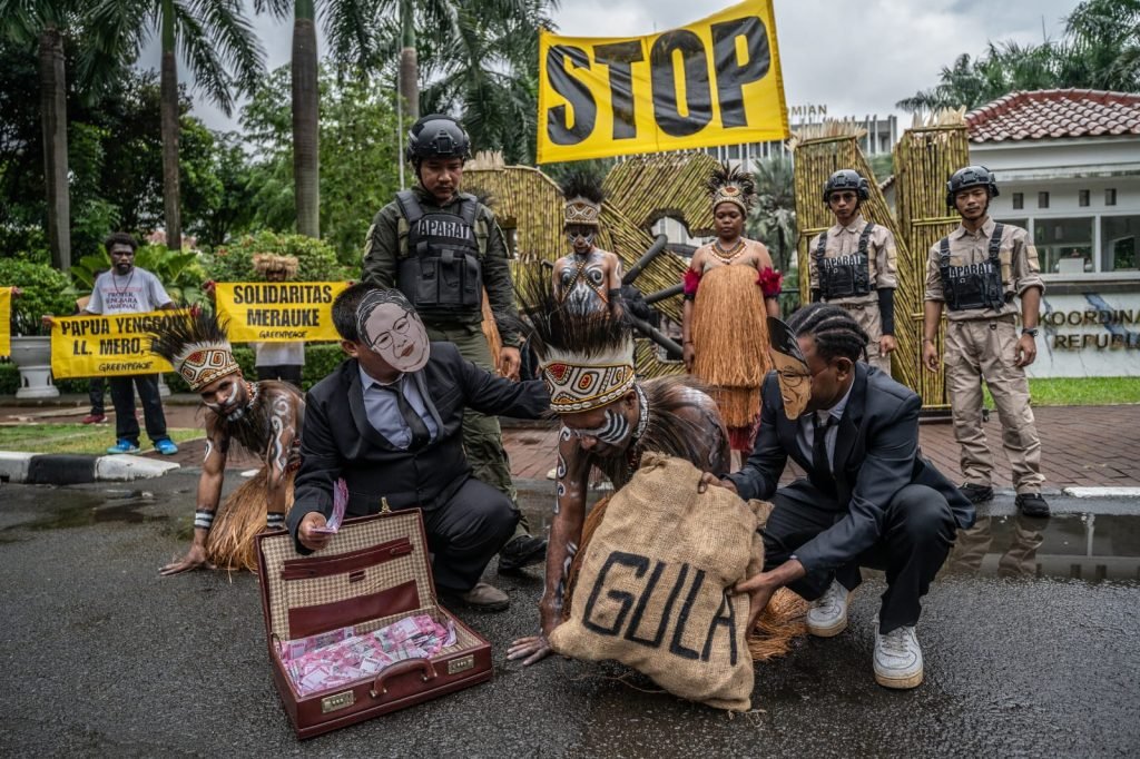 Greenpeace Indonesia menggelar aksi teater untuk memprotes Proyek Strategis Nasional (PSN) Tebu Merauke di depan kantor Kementerian Koordinator Bidang Perekonomian di Jakarta. Greenpeace mengutuk deforestasi besar-besaran yang terjadi di Merauke akibat proyek tebu ini; setidaknya 560.000 hektar hutan telah hancur di Merauke, Papua Selatan. (Foto: Istimewa/Dok. Greenpeace - Jurnasyanto Sukarno)