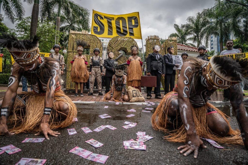 Greenpeace Indonesia menggelar aksi teater untuk memprotes Proyek Strategis Nasional (PSN) Tebu Merauke di depan kantor Kementerian Koordinator Bidang Perekonomian di Jakarta. Greenpeace mengutuk deforestasi besar-besaran yang terjadi di Merauke akibat proyek tebu ini; setidaknya 560.000 hektar hutan telah hancur di Merauke, Papua Selatan. (Foto: Istimewa/Dok. Greenpeace - Jurnasyanto Sukarno)