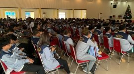 Potret para peserta pelatihan berdasarkan unit kompetensi yang sedang mengikuti seremoni penutupan kegiatan di Gedung Tongkonan Timika, Jumat (19/12/2025). (Foto: Galeri Papua/Ahmad)