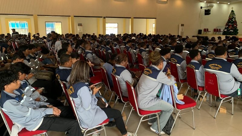 Potret para peserta pelatihan berdasarkan unit kompetensi yang sedang mengikuti seremoni penutupan kegiatan di Gedung Tongkonan Timika, Jumat (19/12/2025). (Foto: Galeri Papua/Ahmad)