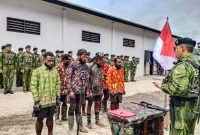 Ketuju orang eks TPNPB-OPM Kodap XVII/Sinak mengikuti Acara Ikrar NKRI yang digelar di Kotis Sinak Satgas Yonif 142/Ksatria Jaya, Distrik Sinak, Kabupaten Puncak, Papua Tengah, Sabtu (20/12/2025). (Foto: Istimewa/Dok. Satgas Yonif 142/Ksatria Jaya)