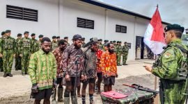 Ketuju orang eks TPNPB-OPM Kodap XVII/Sinak mengikuti Acara Ikrar NKRI yang digelar di Kotis Sinak Satgas Yonif 142/Ksatria Jaya, Distrik Sinak, Kabupaten Puncak, Papua Tengah, Sabtu (20/12/2025). (Foto: Istimewa/Dok. Satgas Yonif 142/Ksatria Jaya)