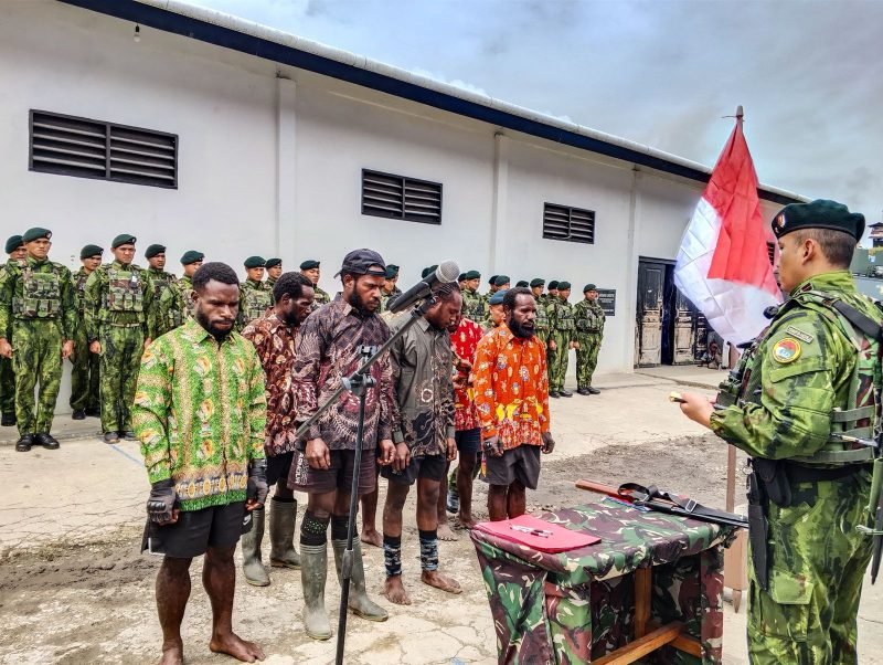 Ketuju orang eks TPNPB-OPM Kodap XVII/Sinak mengikuti Acara Ikrar NKRI yang digelar di Kotis Sinak Satgas Yonif 142/Ksatria Jaya, Distrik Sinak, Kabupaten Puncak, Papua Tengah, Sabtu (20/12/2025). (Foto: Istimewa/Dok. Satgas Yonif 142/Ksatria Jaya)
