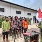 Ketuju orang eks TPNPB-OPM Kodap XVII/Sinak mengikuti Acara Ikrar NKRI yang digelar di Kotis Sinak Satgas Yonif 142/Ksatria Jaya, Distrik Sinak, Kabupaten Puncak, Papua Tengah, Sabtu (20/12/2025). (Foto: Istimewa/Dok. Satgas Yonif 142/Ksatria Jaya)