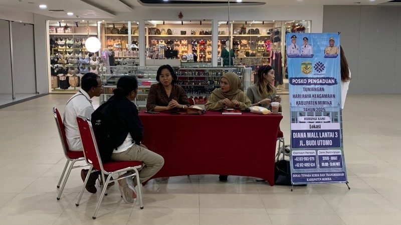 Posko pengaduan tunjangan hari raya keagamaan Kabupaten Mimika tahun 2025 di lantai 3 Diana Mall Timika. (Foto: Galeri Papua/Ahmad)