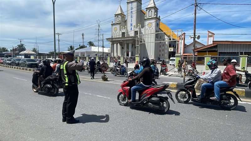 Anggota Sat Lantas Polres Mimika melakukan pengamanan di depan salah satu gereja di Jalan Budi Utomo Timika. (Foto: Istimewa/Dok. Humas Polres Mimika)