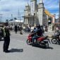Anggota Sat Lantas Polres Mimika melakukan pengamanan di depan salah satu gereja di Jalan Budi Utomo Timika. (Foto: Istimewa/Dok. Humas Polres Mimika)