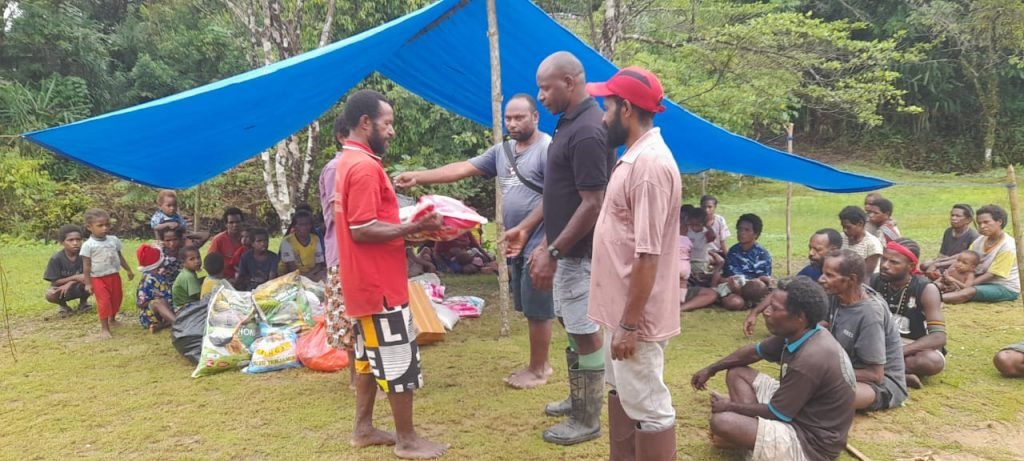 Anggota DPRK Nduga, Ans Serera, menemui para pengungsi dan menyerahkan bantuan bahan makanan. (Foto: Istimewa/Dok. Tim Investigasi)