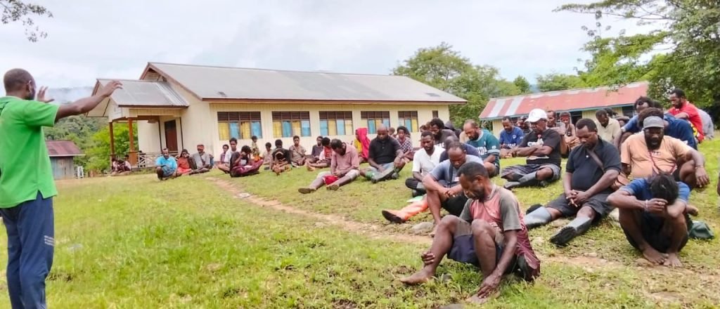 Tim investigasi menemui para pengungsi di lapangan. (Foto: Istimewa/Dok. Tim investigasi)