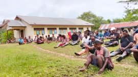 Tim investigasi menemui para pengungsi di lapangan. (Foto: Istimewa/Dok. Tim investigasi)