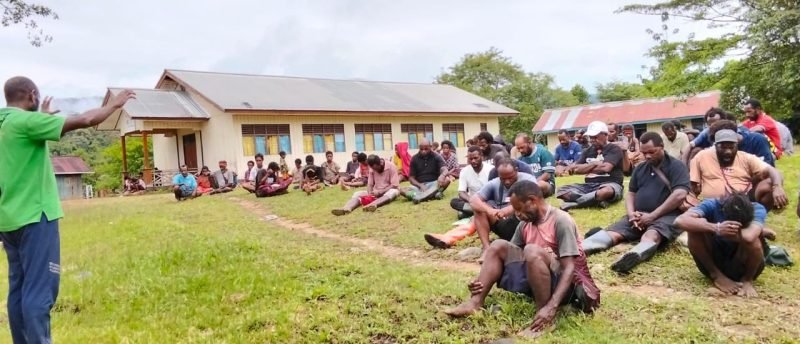 Tim investigasi menemui para pengungsi di lapangan. (Foto: Istimewa/Dok. Tim investigasi)