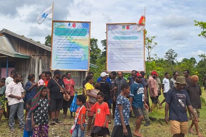 Baliho imbauan dan larangan konflik bersenjata dipasang di Distrik Gearek dan Pasir Putih, Kabupaten Nduga, Provinsi Papua Pegunungan. (Foto: Istimewa/Dok. Tim investigasi)