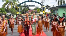 Komandan Kodim 1710/Mimika yang baru, Letkol Inf Redi Dwi Yuda Kurniawan, S.I.P., didampingi Ketua Persit Kartika Chandra Kirana Cabang XXXV Kodim 1710/Mimika, Ny. Redi Dwi Yuda Kurniawan, disambut dengan prosesi tarian adat sebagai bentuk penghormatan dan penerimaan warga baru. (Foto: Istimewa/Dok. Kodim 1710/Mimika)
